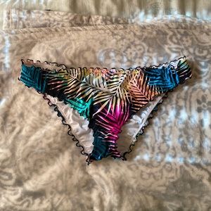 Bathing suit bottoms scrunch butt